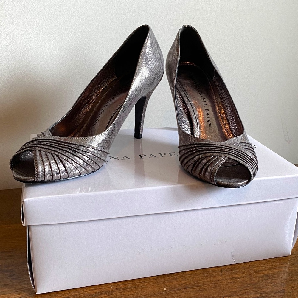 🪩 NWOT! Adrianna Papell Boutique Gunmetal metallic fanatic 3.5" heel